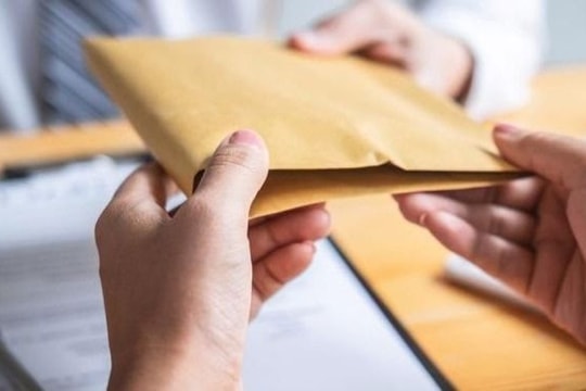 Người đàn ông nhẹ dạ gom tiền của hàng chục người nộp cho kẻ lừa đảo