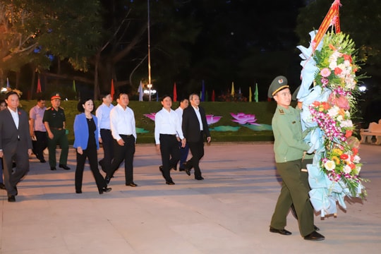 Thường trực Ban Bí thư Trương Thị Mai dâng hoa, dâng hương tưởng niệm Chủ tịch Hồ Chí Minh tại Nam Đàn, Nghệ An