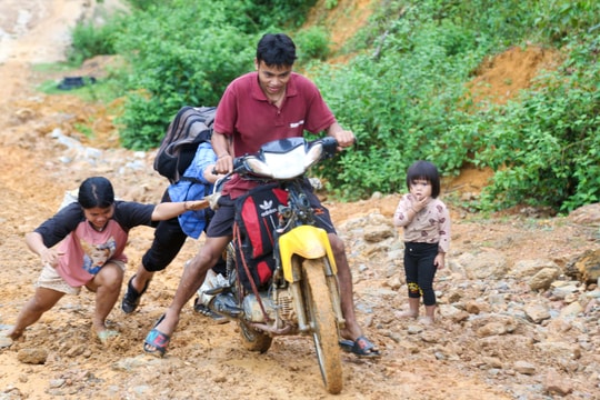 Đường vào bản người Đan Lai vẫn gian nan sau nhiều năm thông tuyến