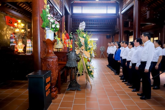 Thường trực Ban Bí thư Trương Thị Mai dâng hoa, dâng hương tưởng niệm Tổng Bí thư Lê Hồng Phong và các anh hùng liệt sĩ tại Truông Bồn