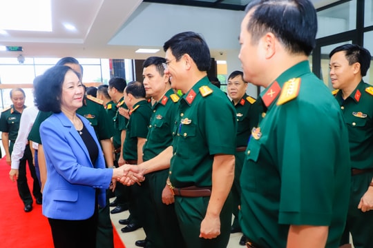 Thường trực Ban Bí thư Trương Thị Mai thăm, làm việc tại Bộ Tư lệnh Quân khu 4
