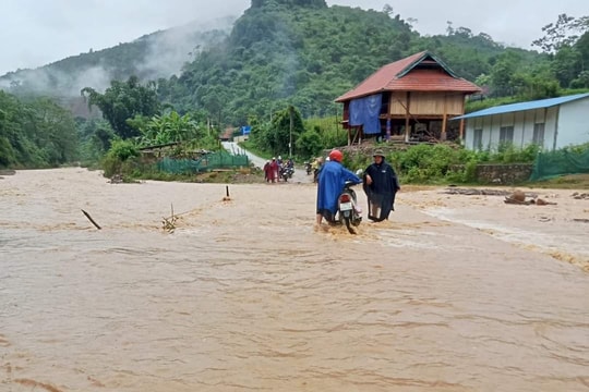 Mưa lớn kéo dài khiến một số xã của huyện Kỳ Sơn bị cô lập
