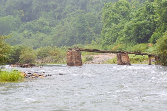 Cầu tạm bị lũ cuốn, gian nan đường vào bản biên giới ở Con Cuông 