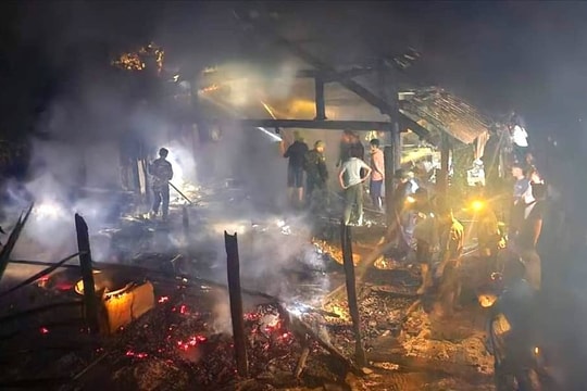 Một nhà dân bị cháy rụi trong đêm vì lý do hy hữu 