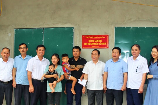 Ban Tổ chức Tỉnh ủy bàn giao nhà ở cho người nghèo tại Quỳ Châu