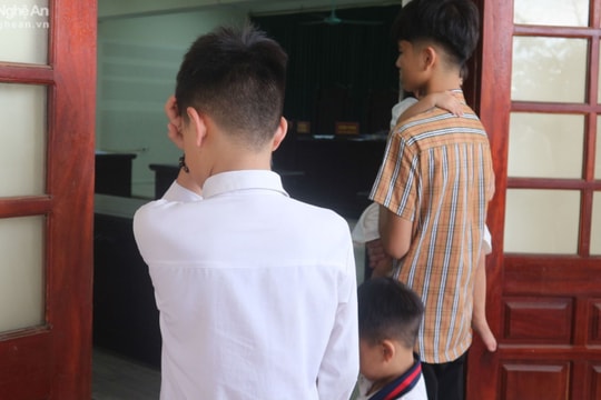 Nhói lòng hình ảnh 3 đứa trẻ ngóng chờ bố ở chốn pháp đình