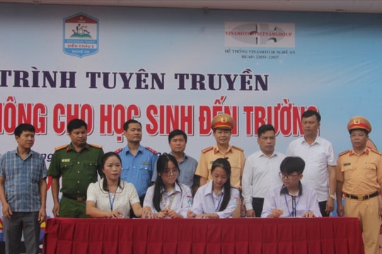 Nghệ An tăng cường công tác tuyên truyền 'An toàn giao thông cho học sinh đến trường'