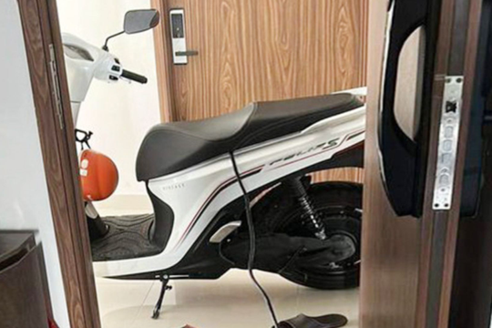 'Oan' cho xe điện khi bị cấm sạc pin dưới hầm chung cư