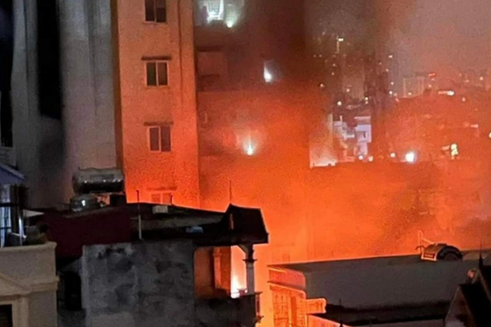 Phía sau đám cháy