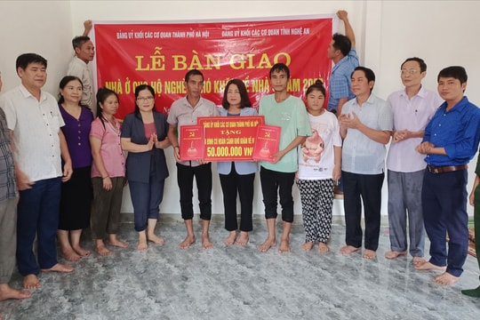 Đảng ủy Khối Các cơ quan TP. Hà Nội trao nhà cho hộ nghèo tại Thanh Chương