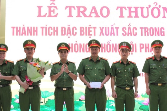 Công an Nghệ An trao thưởng cho các đơn vị có thành tích đặc biệt xuất sắc trong đấu tranh phòng, chống tội phạm
