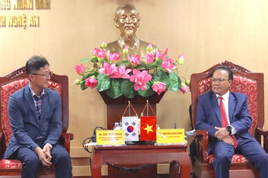 Đồng chí Nguyễn Nam Đình tiếp Đoàn công tác của Liên đoàn Công đoàn tỉnh Gyeonggi, Hàn Quốc