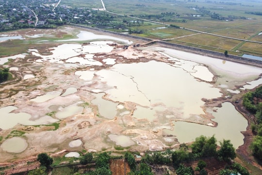 'Đất tặc' rầm rập khoét đập Hổng Cốc (Nam Đàn)