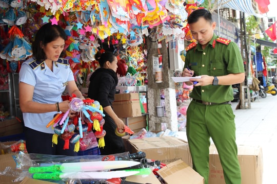 Kiểm tra, xử lý hàng nghìn sản phẩm đồ chơi trẻ em, bánh kẹo không rõ nguồn gốc xuất xứ