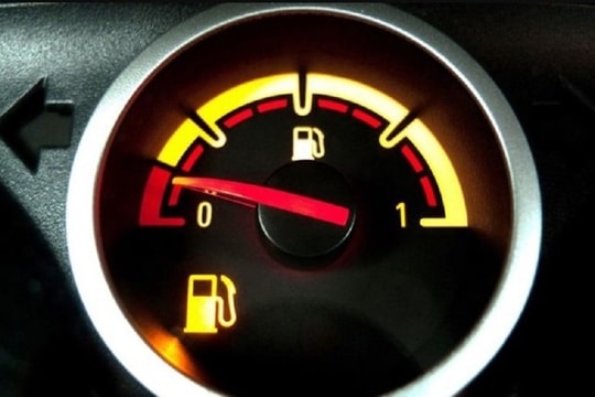 Chạy ô tô đến cạn bình xăng có hại cho xe như thế nào?