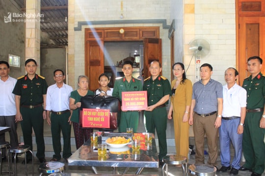 Bộ CHQS tỉnh tặng quà cho gia đình chiến sĩ có hoàn cảnh đặc biệt khó khăn ở huyện Quỳ Hợp