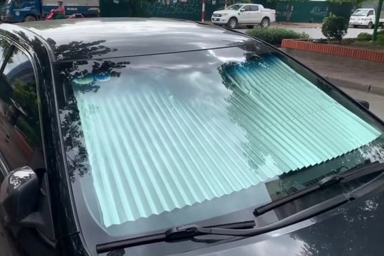 Nên dùng tấm chắn nắng kính ô tô ở trong hay ngoài?