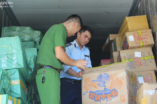 Phát hiện xe tải vận chuyển xúc xích, cánh gà, chân gà... không rõ nguồn gốc xuất xứ