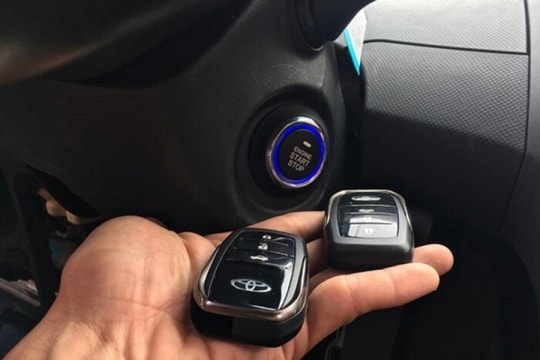 Vì sao chìa khóa thông minh để trong ô tô vẫn bị chốt cửa?