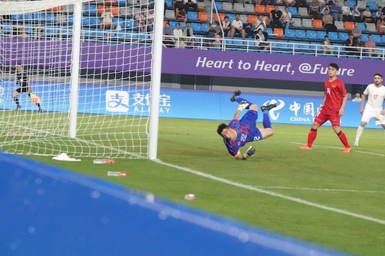 HLV Hoàng Anh Tuấn: ‘Olympic Việt Nam vẫn còn cơ hội, nhưng không dễ’; Fan MU cầu xin Sir Alex trở lại cứu đội bóng