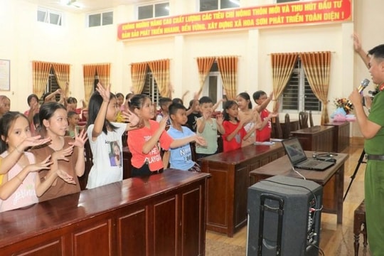 Lớp học Tiếng Anh đặc biệt của Phó trưởng công an xã ở Nghệ An