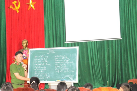 Phó trưởng công an xã ở Nghệ An mở lớp dạy tiếng Anh miễn phí