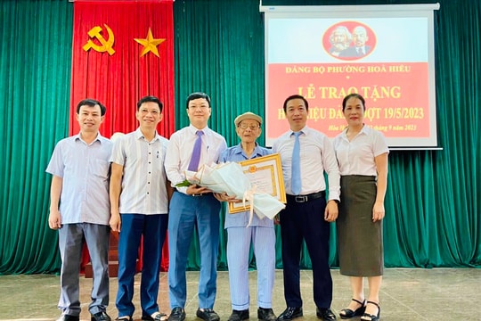 Thái Hòa trao Huy hiệu Đảng cho 15 đảng viên