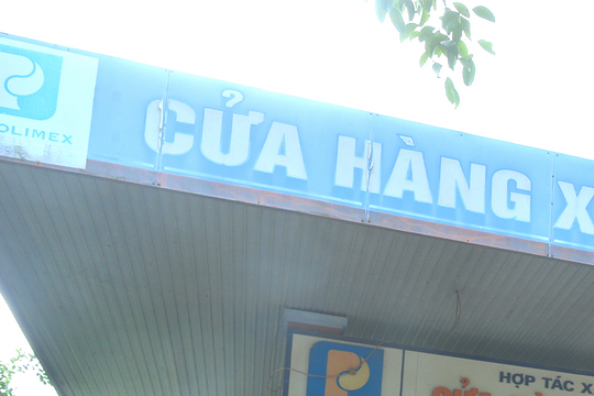 Nhiều hộ dân ở Quỳ Hợp đi xa cả chục cây số mới mua được xăng