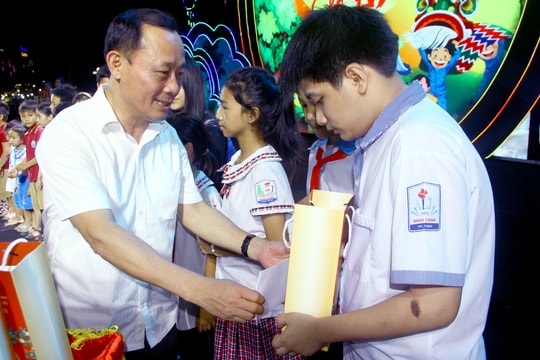Lãnh đạo thành phố Vinh trao 150 suất quà Trung thu cho trẻ em có hoàn cảnh khó khăn