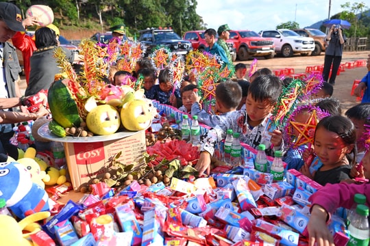 Mang Trung thu lên bản Huồi Mới