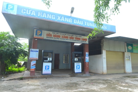 Vì sao nhiều hộ dân ở Quỳ Hợp phải đi xa cả chục cây số mới mua được xăng?