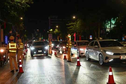 Tổ công tác của Bộ Công an trực tiếp kiểm tra, xử lý vi phạm nồng độ cồn tại thành phố Vinh