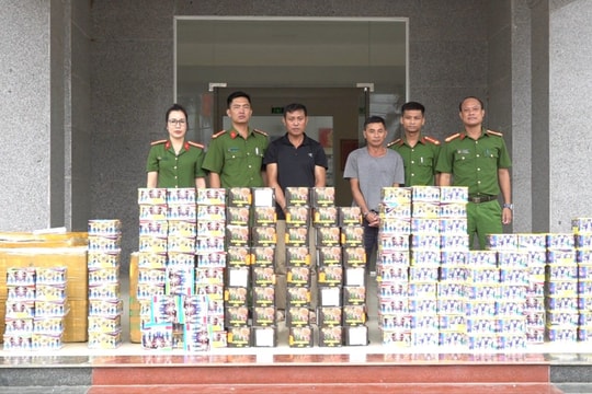 420 kg pháo nổ ghi địa chỉ nơi nhận là phòng khám để ‘qua mặt' lực lượng chức năng