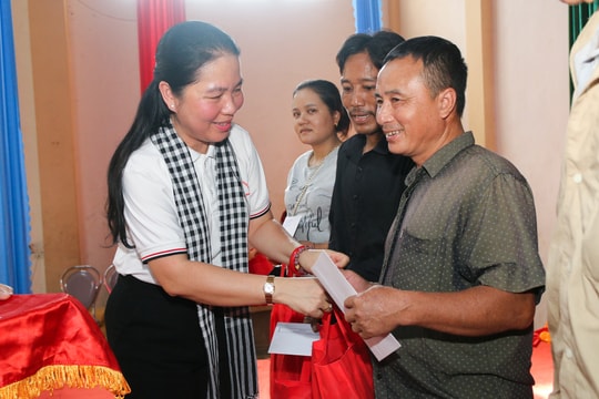 Đảng ủy Khối Các cơ quan Trung ương tại TP. Hồ Chí Minh trao nhiều phần quà cho người nghèo, học sinh tại huyện Tương Dương