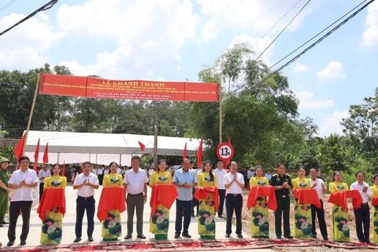 Nguyên Phó Thủ tướng Thường trực Chính phủ Trương Hòa Bình dự Lễ Khánh thành cầu dân sinh ở huyện Nam Đàn