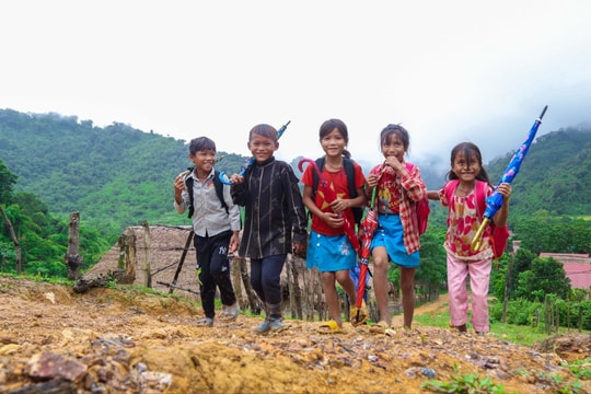 Trẻ em bản biên giới Nghệ An băng 3km đường rừng tới lớp