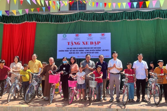 Trao xe đạp 'Kết nối yêu thương - cùng em đến trường' tại huyện Quỳ Châu và thị xã Hoàng Mai