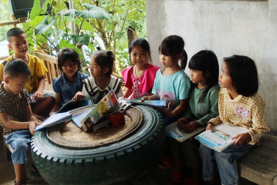 Không gian đọc sách trong tiệm cắt tóc của cán bộ Đoàn vùng cao Kỳ Sơn