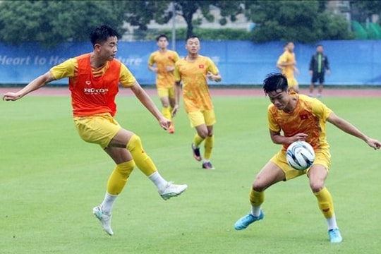 Olympic Việt Nam đội mưa rèn quân trước trận gặp Saudi Arabia