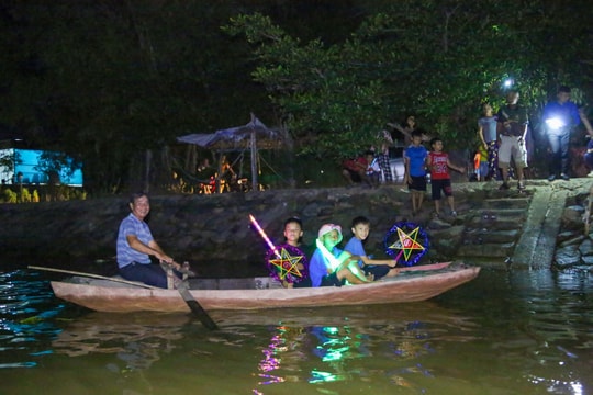 Trung thu sớm ở làng chài ven đô Hoà Lam