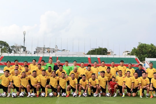 Huấn luyện viên Calisto hội ngộ các cựu danh thủ bóng đá Việt Nam trước trận đấu 'Thế hệ vàng'