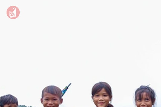 Trẻ em bản biên giới Nghệ An ngày ngày băng 3km đường rừng tới lớp