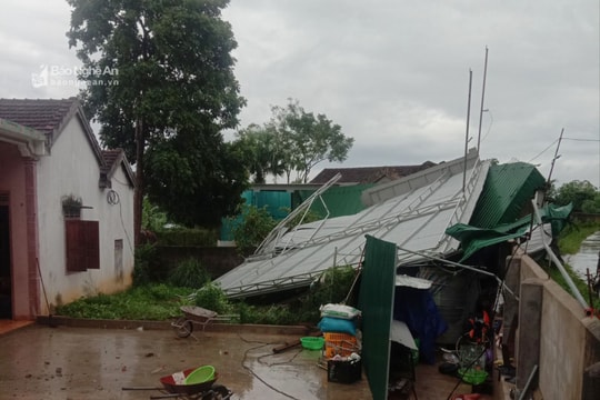 Mưa kèm giông lốc gây tốc mái nhà dân tại huyện Thanh Chương