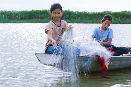 Trung thu thiếu thốn của những đứa trẻ làng chài 