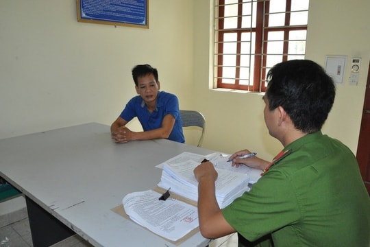 Cán bộ xã tham ô tiền trợ cấp thờ cúng liệt sĩ