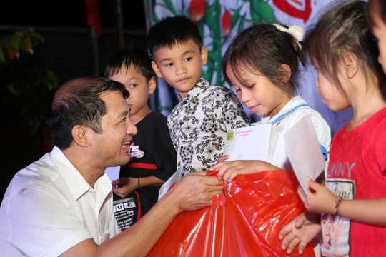 Mang 'Vầng trăng yêu thương' đến với gần 1.000 trẻ em nghèo huyện Con Cuông 