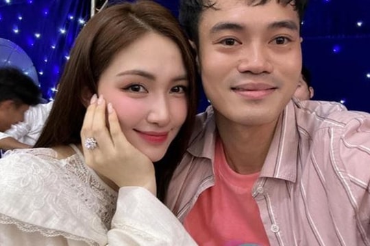 Ảnh tình cảm của Hòa Minzy và cầu thủ Văn Toàn gây bão