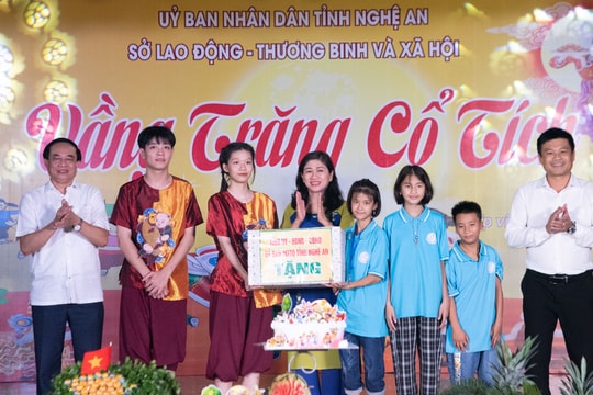 Đêm Trung thu 'Vầng trăng cổ tích' tại Trung tâm Giáo dục - Dạy nghề người khuyết tật tỉnh Nghệ An