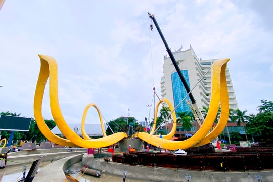 Vòng xuyến 'Sen vàng Phương Đông' tại thành phố Vinh sẽ được hoàn thiện trong ít ngày nữa 