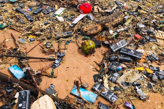 Hàng ngàn bao thuốc lá ngoại dạt vào bờ biển Nghệ An